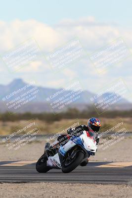 media/Nov-16-2025-Race Pace (Sun) [[8c5fa54630]]/Non Verified Riders (1st 20 Minutes)/5-Turn 15 (110pm)/